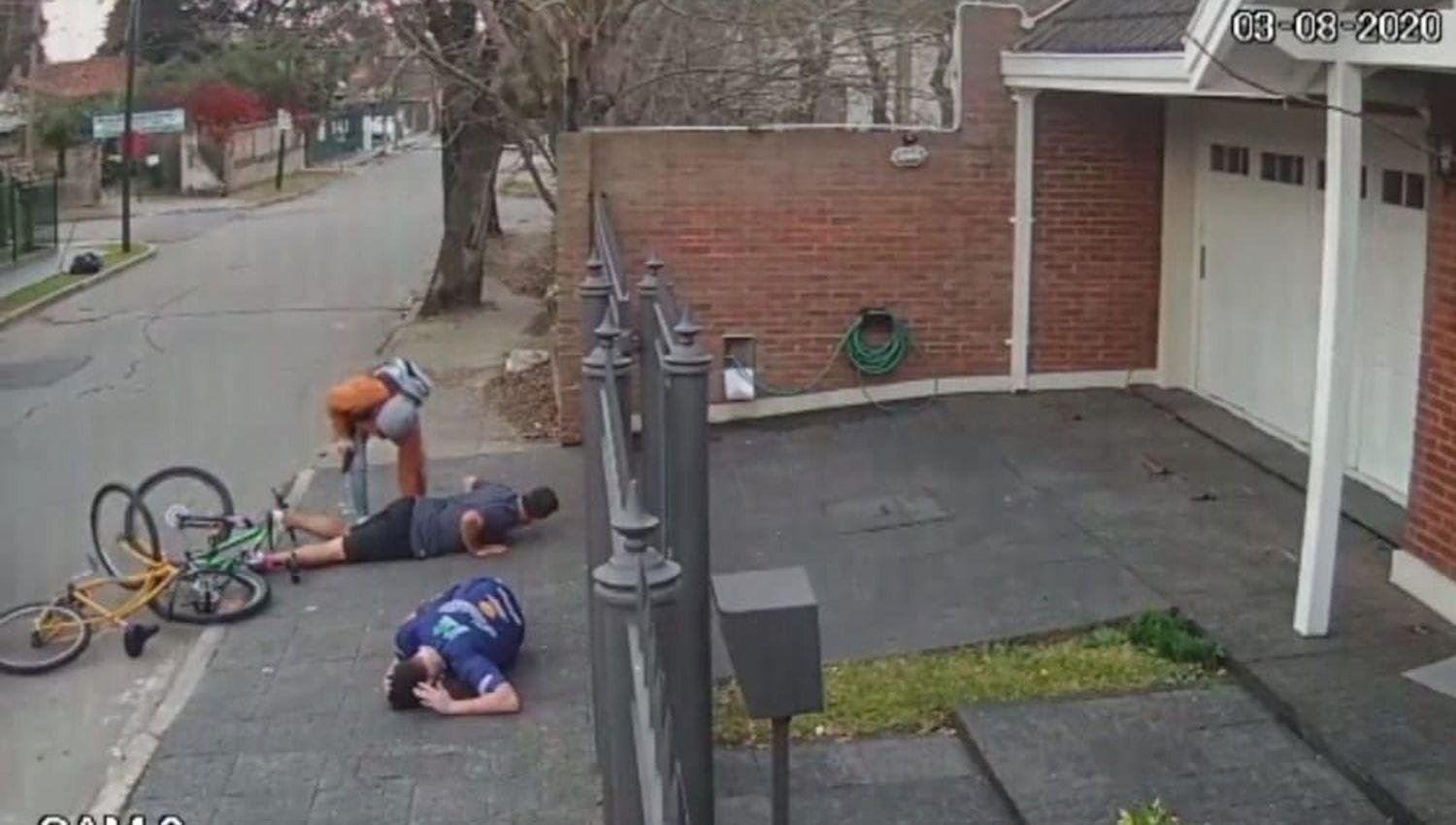 VIDEO  Motochorros asaltaron a padre e hijo les robaron la bicicleta y dispararon al piso antes de escapar