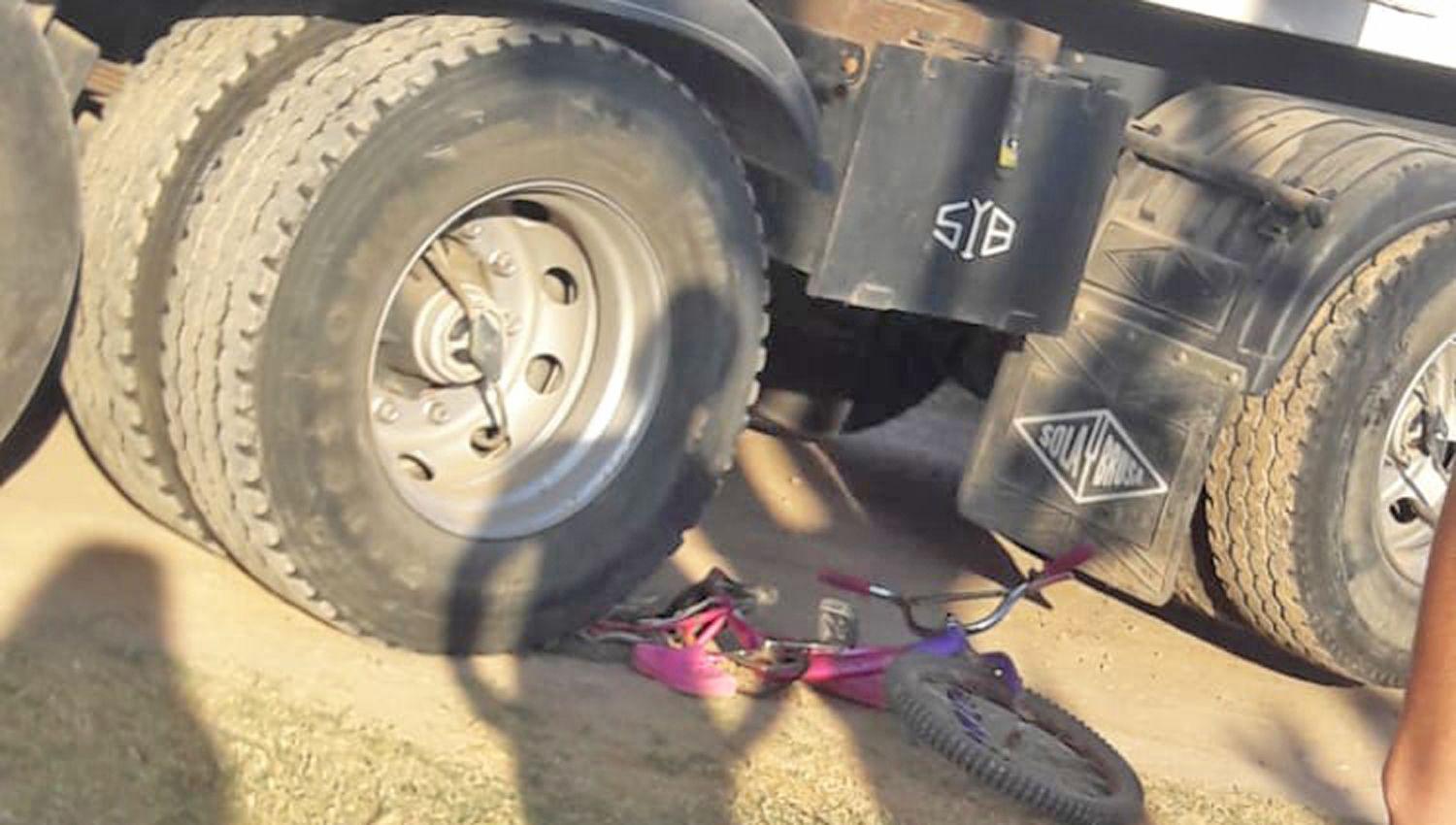 Al doblar el camión afectado a una obra impactó a la pequeña que cayó bajo sus ruedas