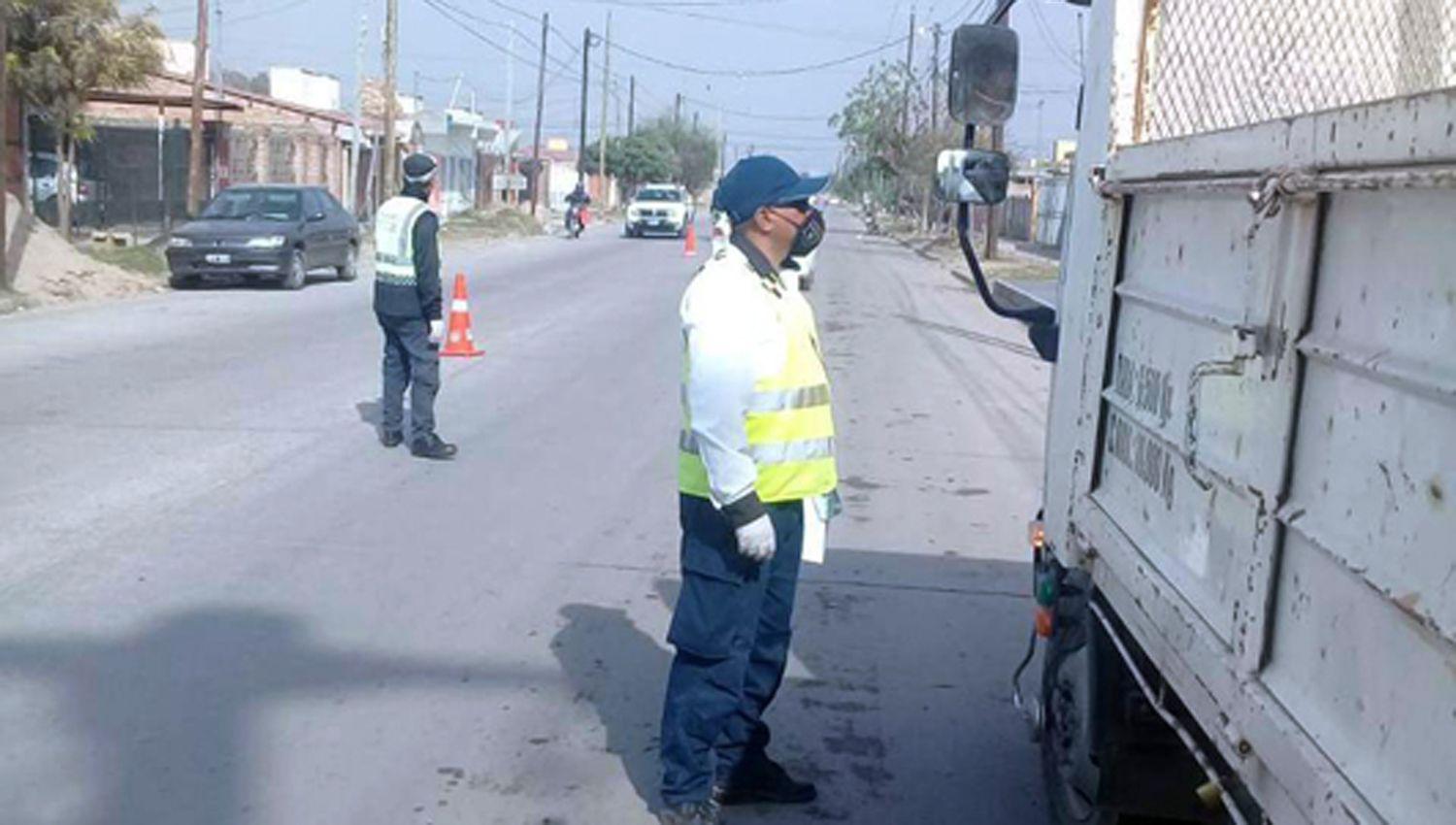 Personal de Traacutensito Municipal retuvo a un camionero de Coacuterdoba que violoacute la faja de seguridad