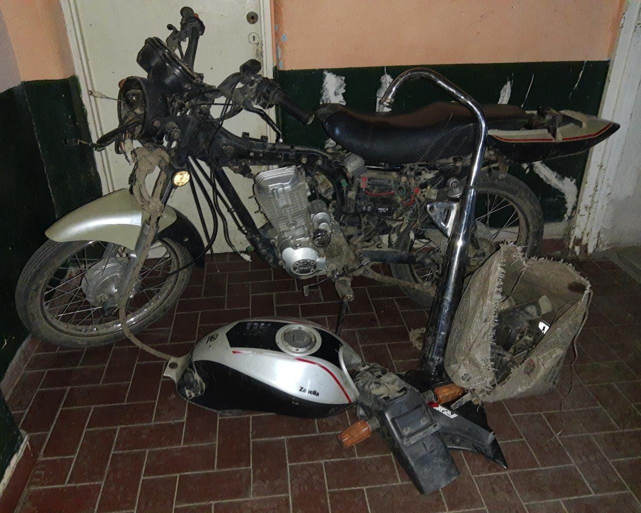 Beltraacuten- la policiacutea recuperoacute una moto desarmada por ladrones