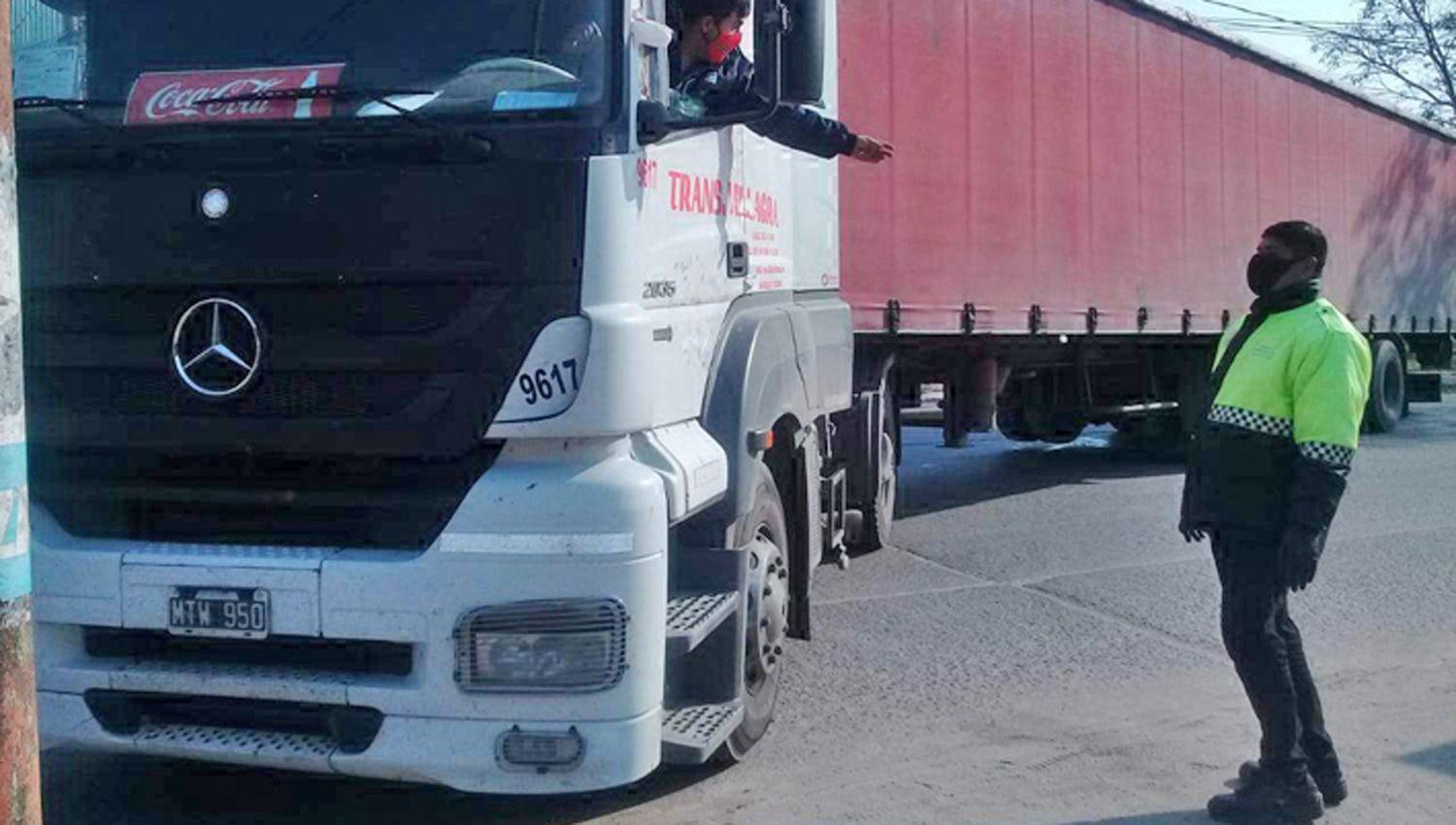 Demoran a un camionero de Tucumaacuten por violentar la faja de seguridad