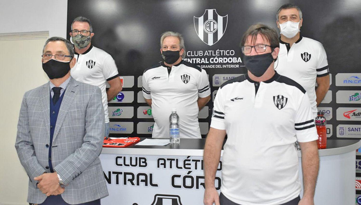 El entrenador Alfredo Berti y el resto de su cuerpo técnico quedaron oficialmente al mando del plantel profesional de Central Córdoba
