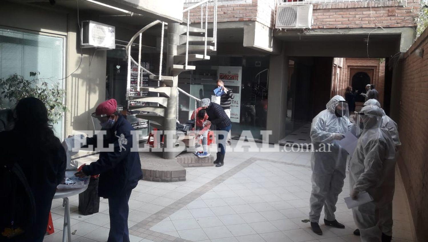 VIDEO  Barrio Centro- se activoacute el protocolo Covid-19 en un edificio de calle Pellegrini