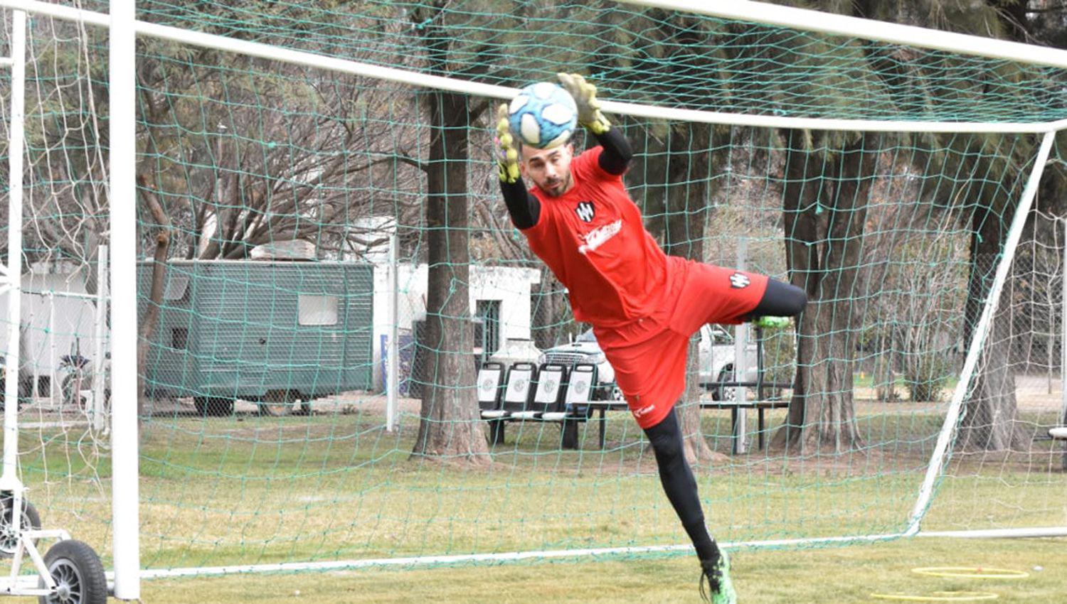 Tras una larga espera Alejandro SĂnchez pudo practicar con el plantel de Central
