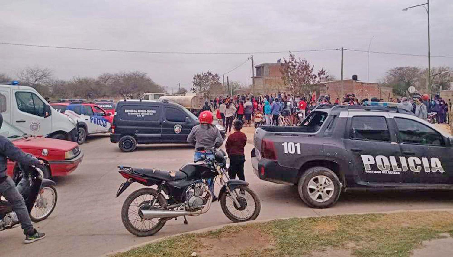 Policías paramédicos y bomberos trabajaron en el lugar de los hechos para establecer las causas