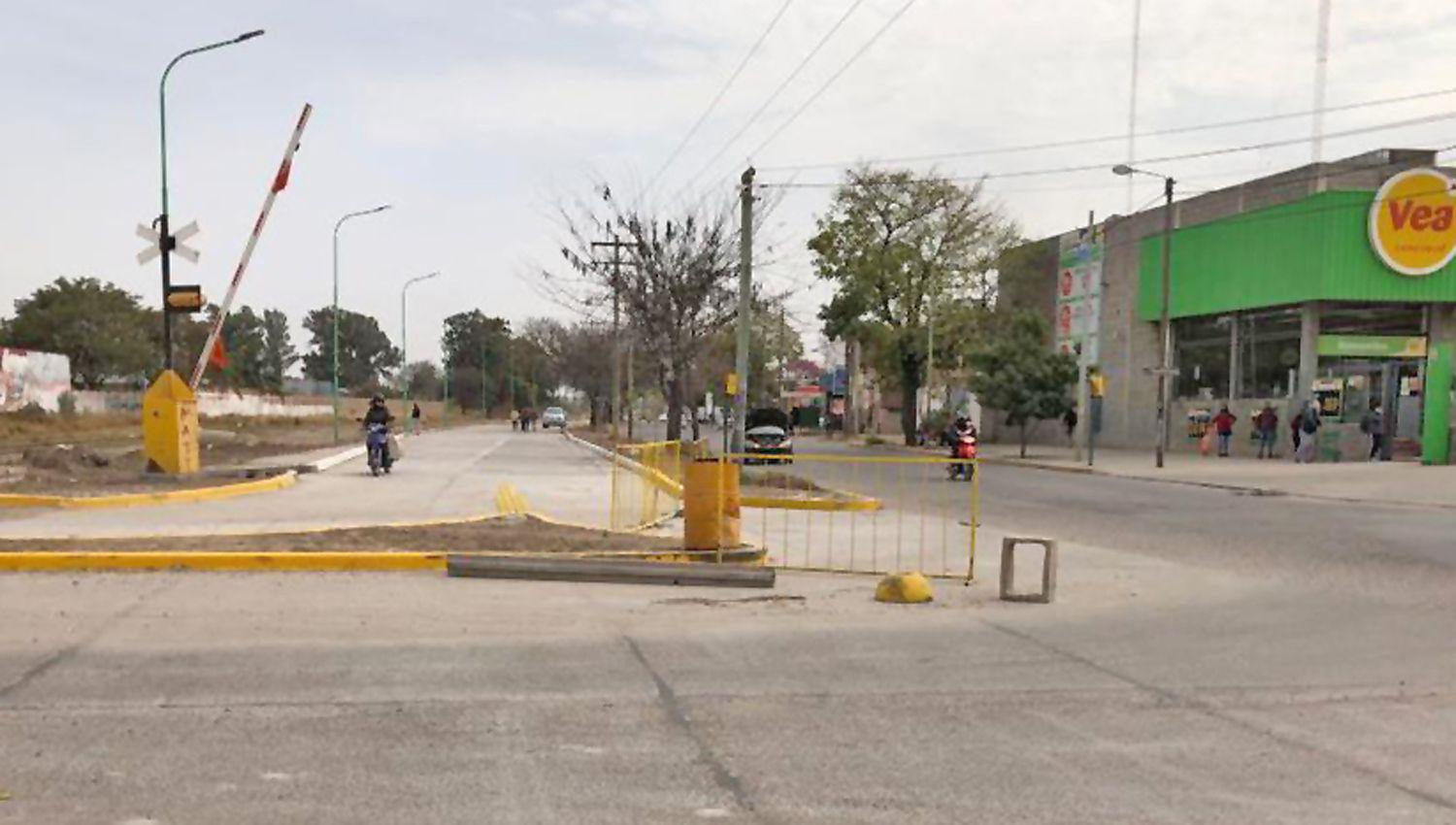 Estar� prohibido girar a la izquierda a los vehículos que vienen desde calle Absalón Rojas y podr�n
retomar el sentido norte-sur por avenida Julio Argentino Jerez