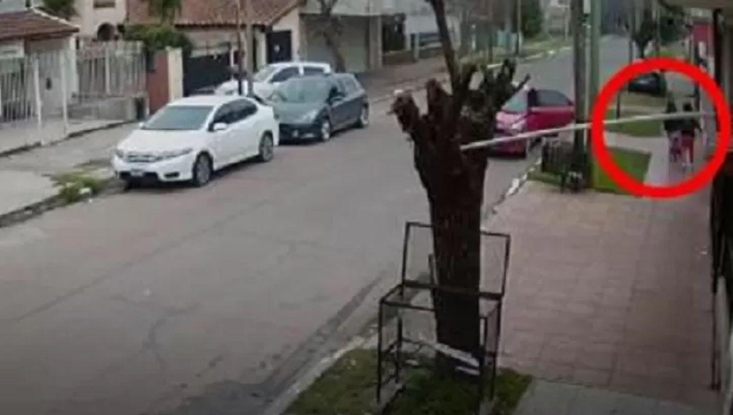 Insoacutelito- un ladroacuten le roboacute a una mujer su carrito con las compras del supermercado