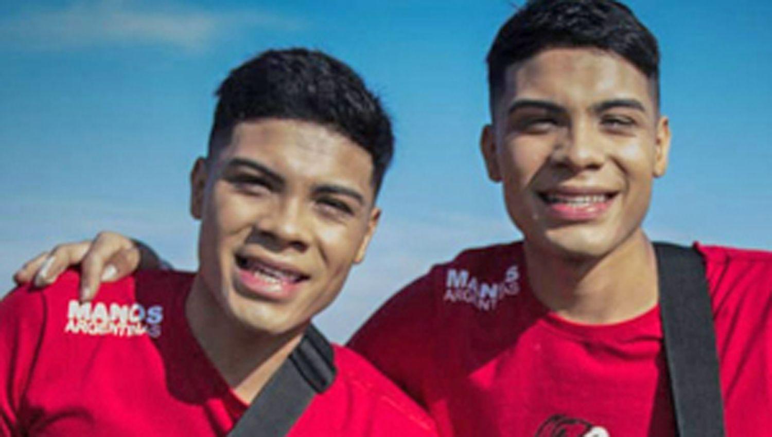 Los Mellizos Diacuteaz homenajean a Santiago