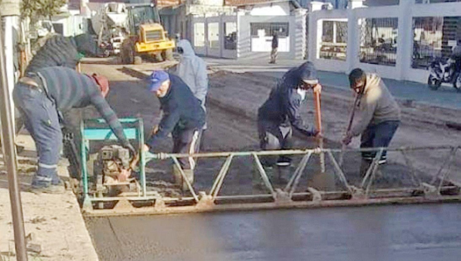 Obreros de Seccioacuten Hormigoacuten realizan la pavimentacioacuten  del pasaje Jorge Manzur