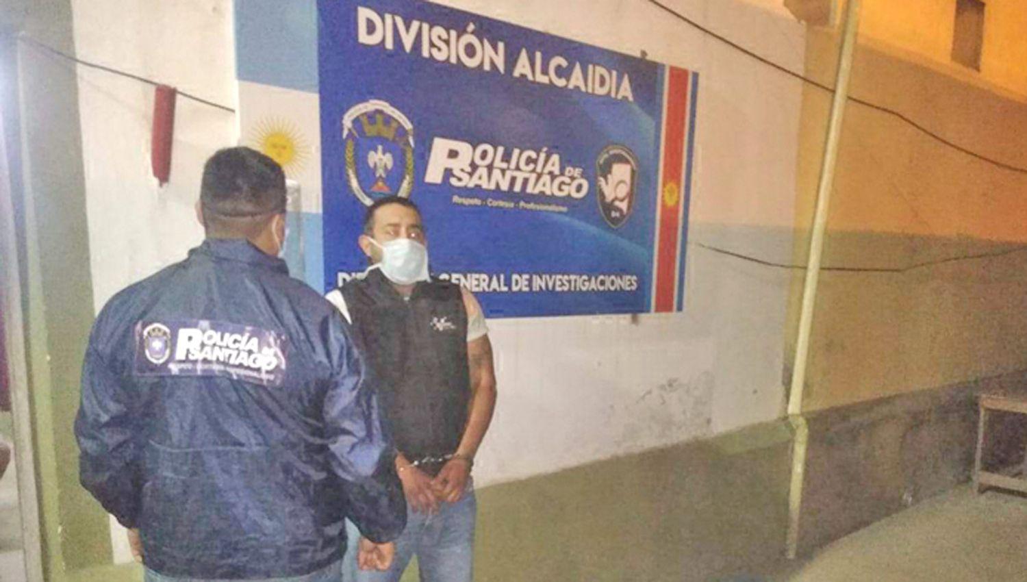 VIDEO A plena luz del diacutea un mecaacutenico roboacute la rueda de auxilio de una camioneta y lo detuvieron