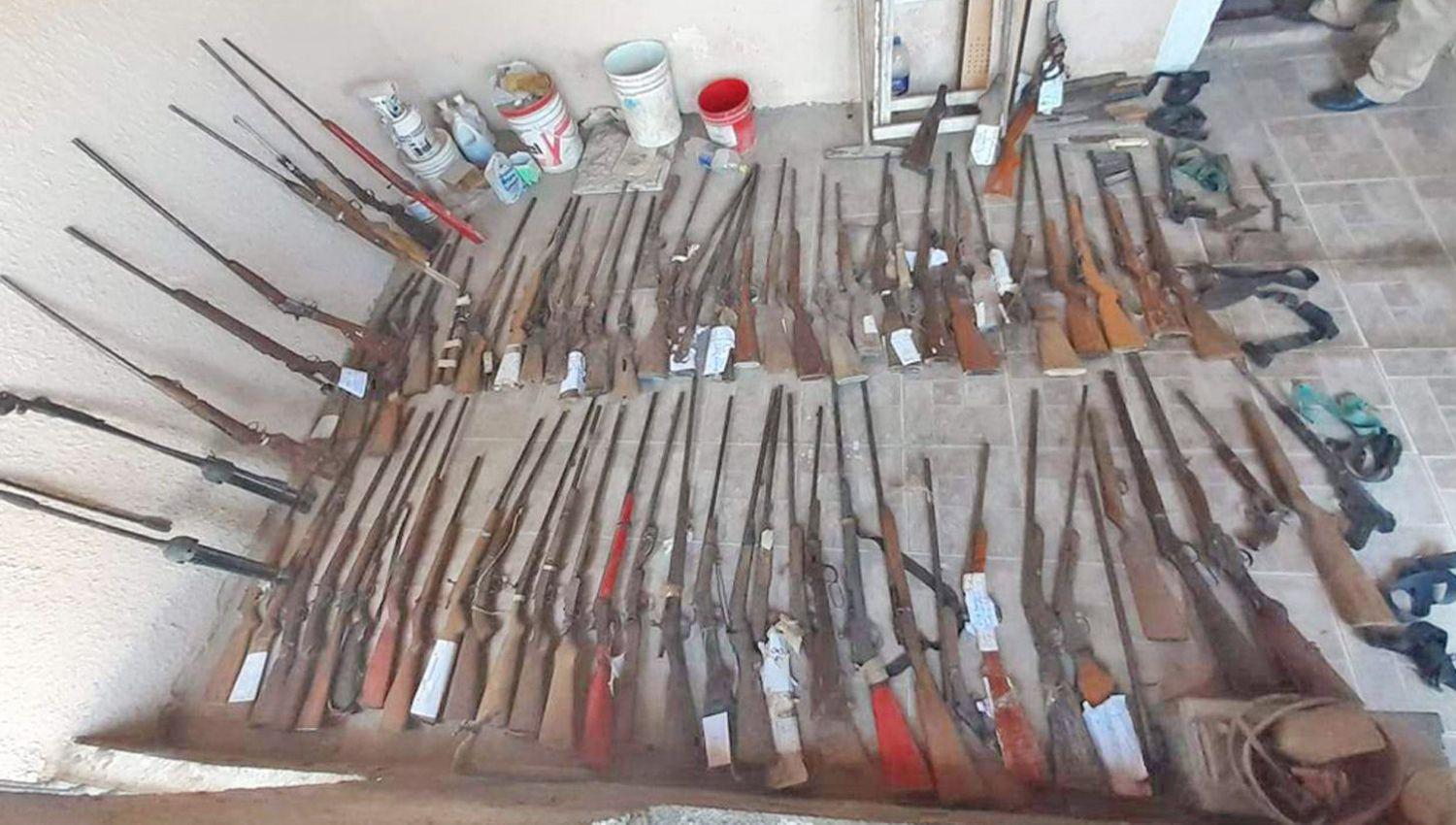 Fueron a detenerlo por violencia de geacutenero y descubrieron que teniacutea maacutes de 30 armas