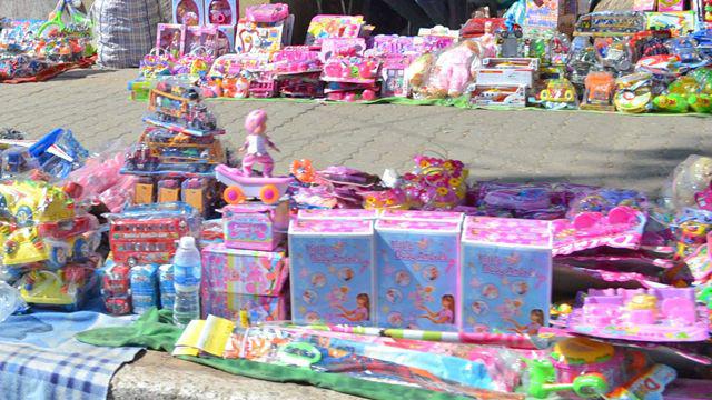 Controlan venta ambulante de juguetes en puestos callejeros