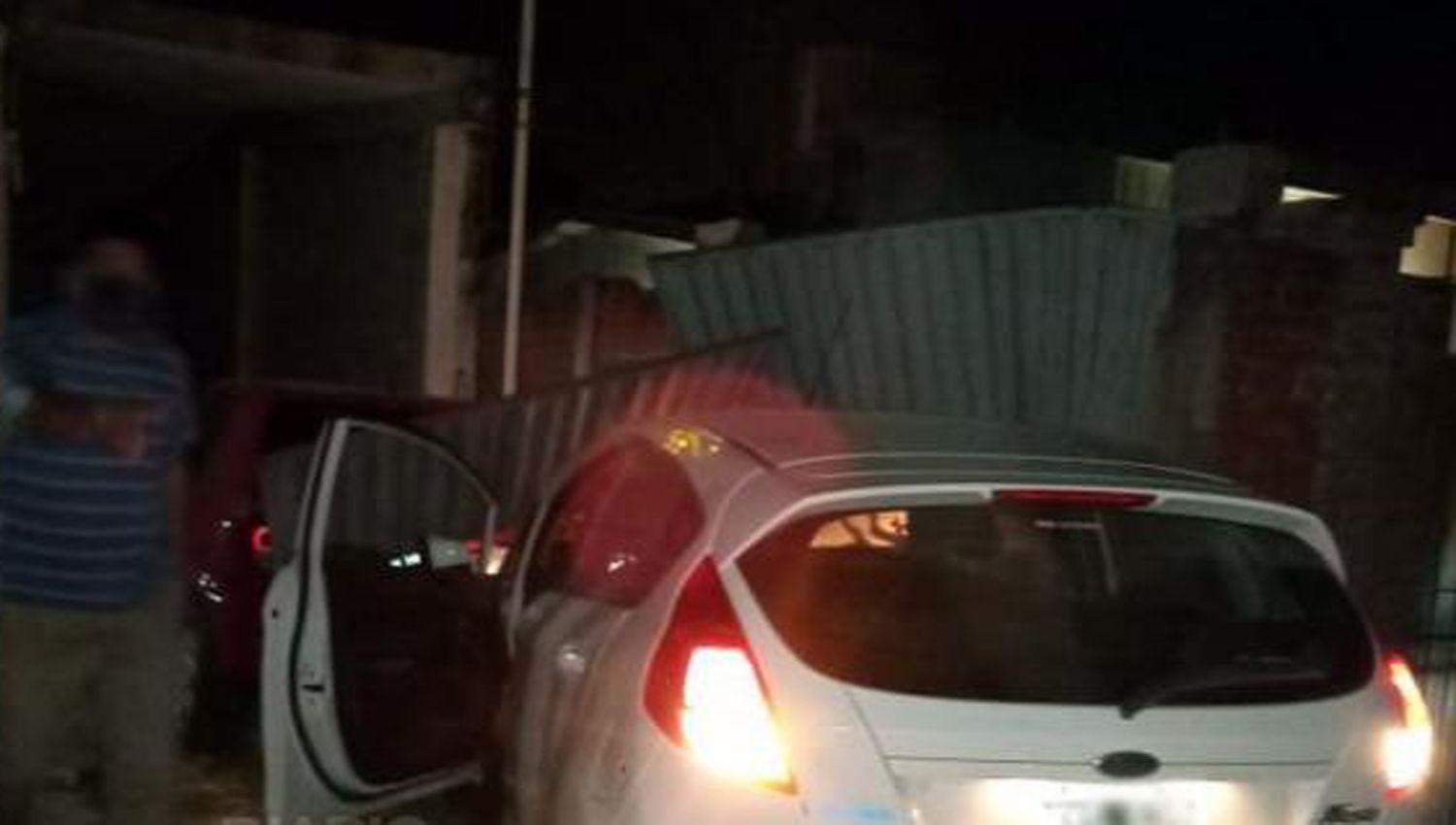 Una mujer circulando fuera del horario permitido se estrelloacute contra el garaje de una casa