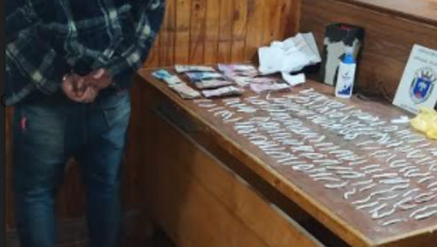 Fue a denunciar que le habiacutean robado y le encontraron maacutes de 200 cigarrillos de marihuana
