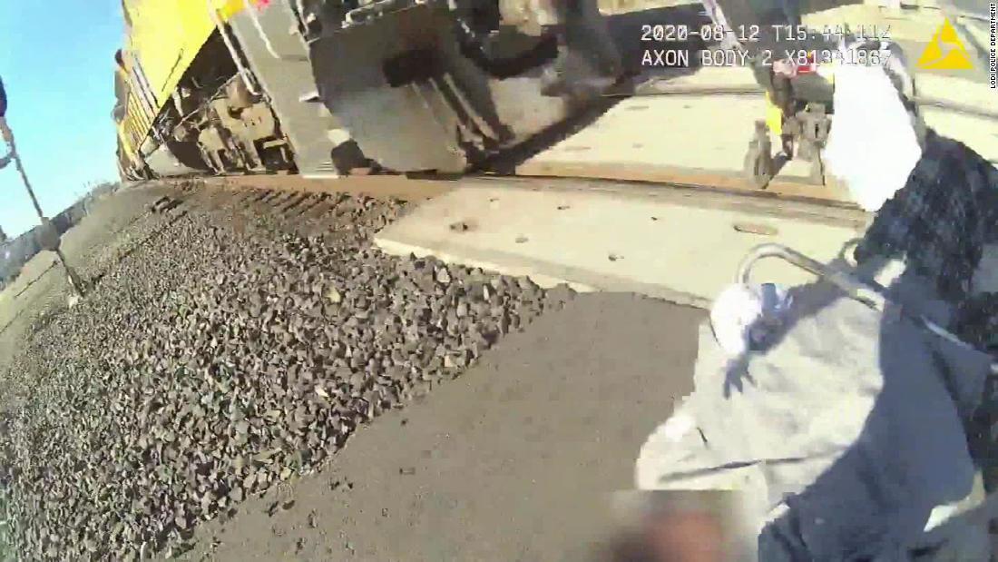 VIDEO  El impresionante rescate de una policiacutea a un hombre en sillas de ruedas atascado en las viacuteas del tren