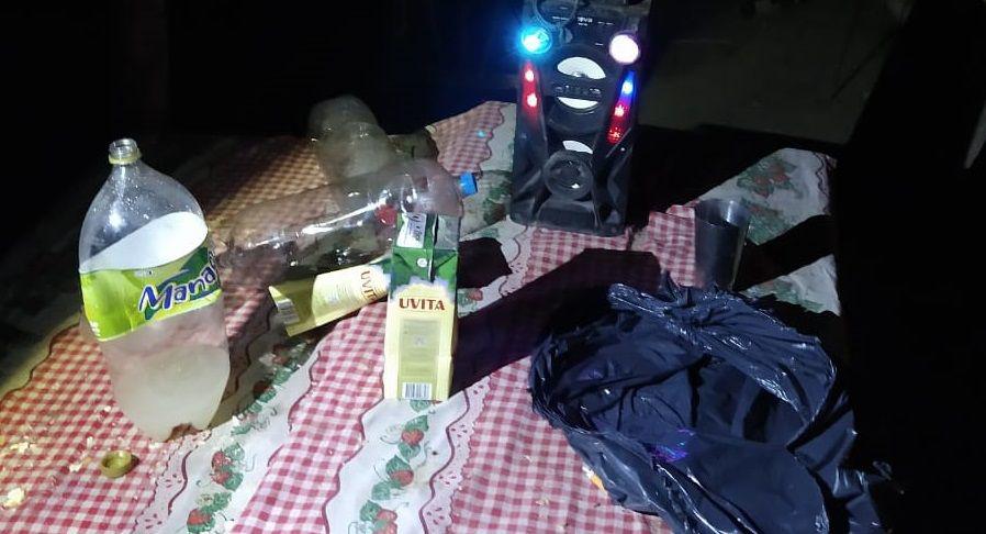 Se reunieron a tomar vino en la vereda y fueron detenidos por violar el distanciamiento