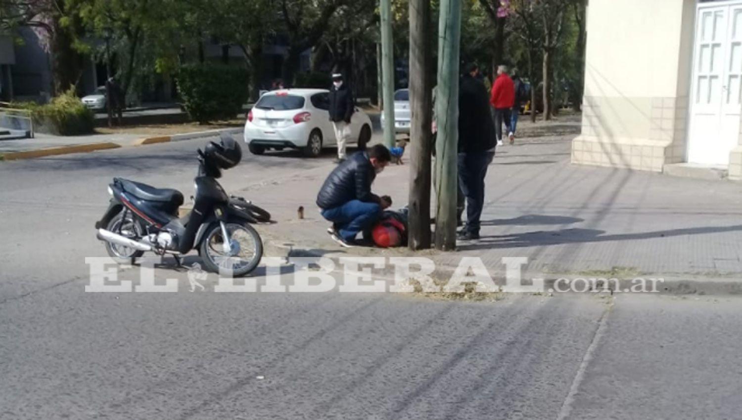 Motociclista herido por violento choque en el barrio Alberdi