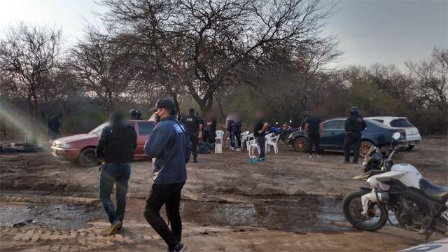 Interceptan a 6 personas que ingresaron desde Tucumaacuten y detienen a otras 28 personas por violar el aislamiento