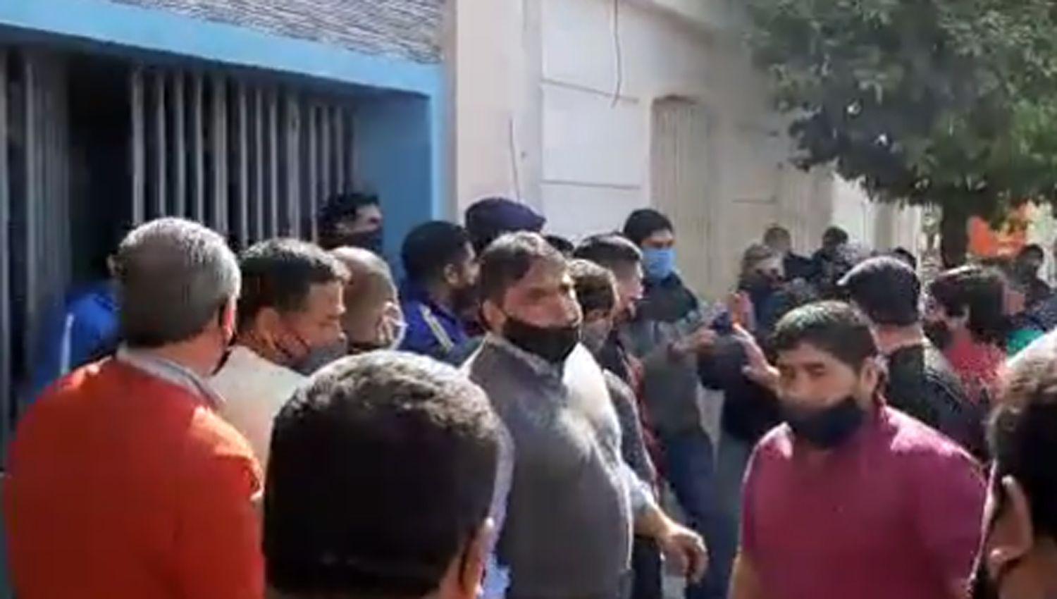 VIDEO Incidentes entre choferes frente a la sede de la UTA de Santiago del Estero