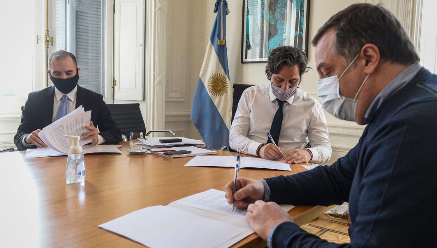 Cafiero y Guzmaacuten firmaron convenio para destinar activos al desarrollo productivo nacional