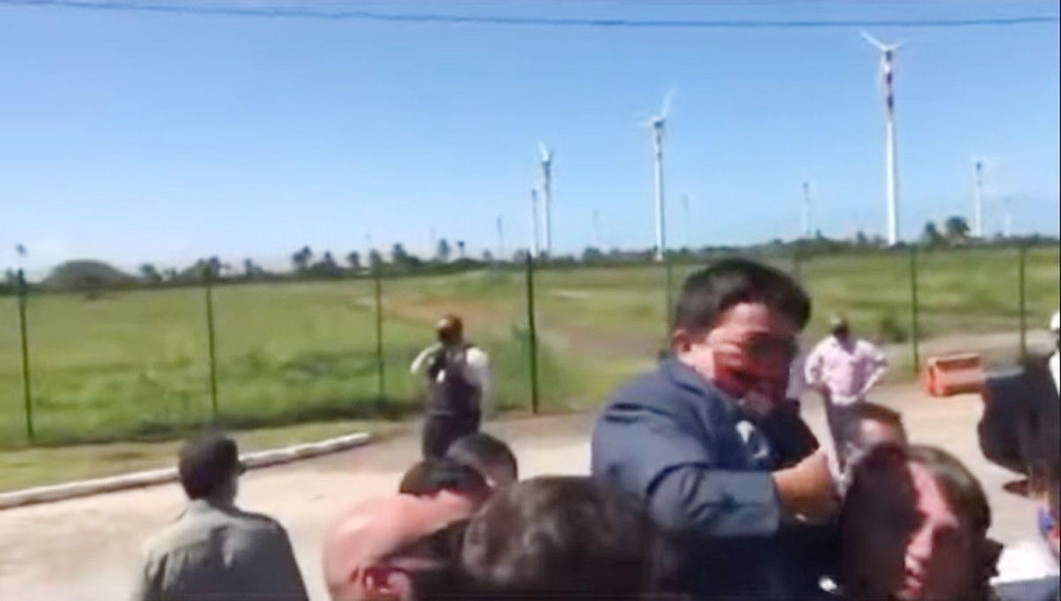 VIDEO  Bolsonaro cargoacute en sus hombros a un enano pensando que era un nintildeo