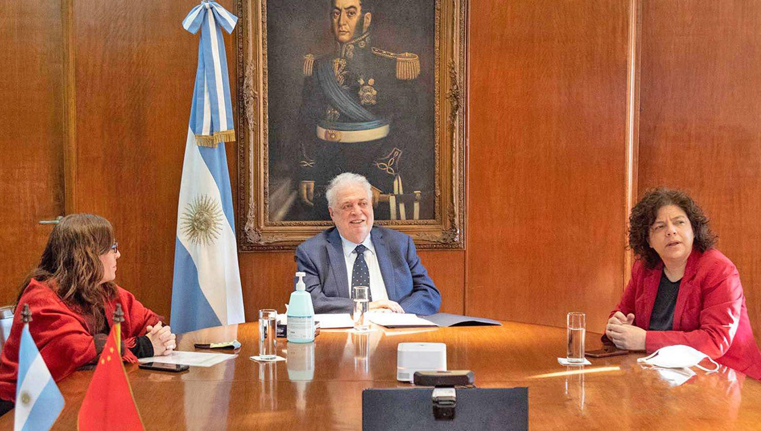 El ministro de Salud Ginés Gonz�lez García destacó el esfuerzo del país y
manifestó el orgullo argentino de contar con capacidad técnica desarrollo tecnológico y trayectoria clínica