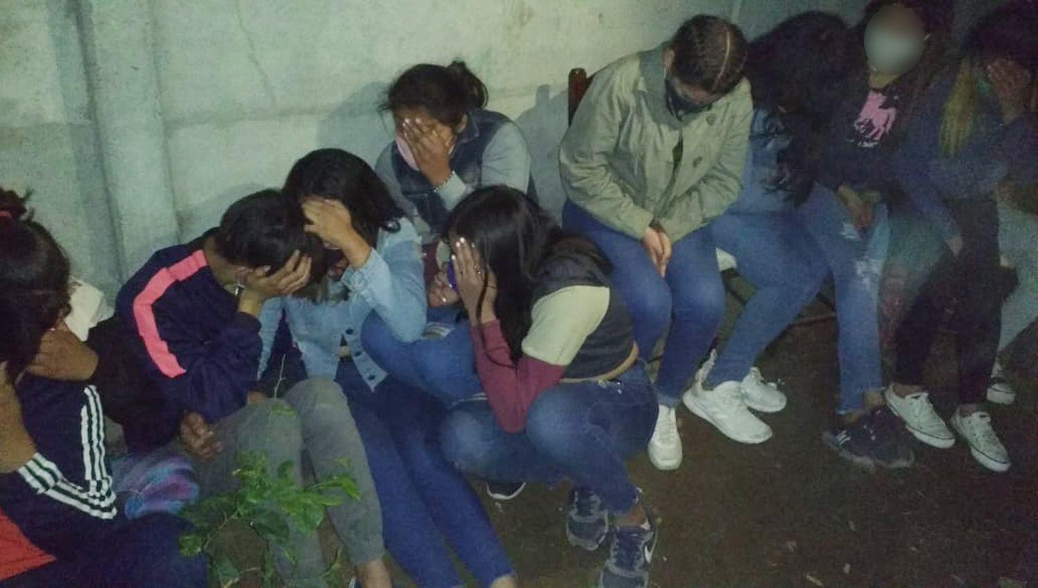 Desalojan fiesta clandestina en La Banda- 23 adolescentes involucrados