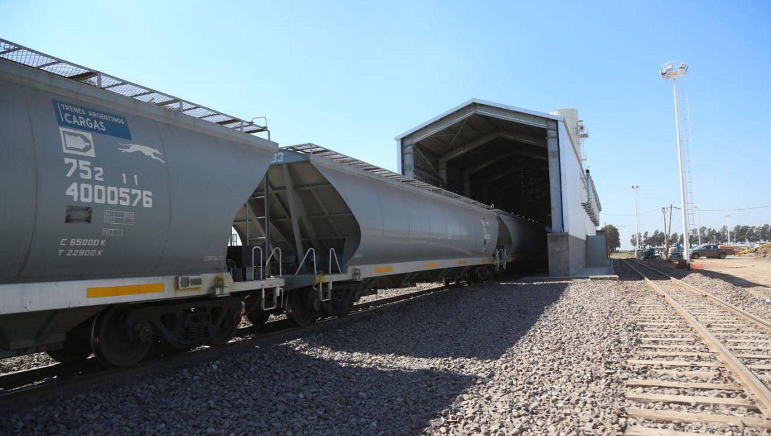 Ingresoacute el primer tren de prueba al complejo agroexportador de Timbuacutees