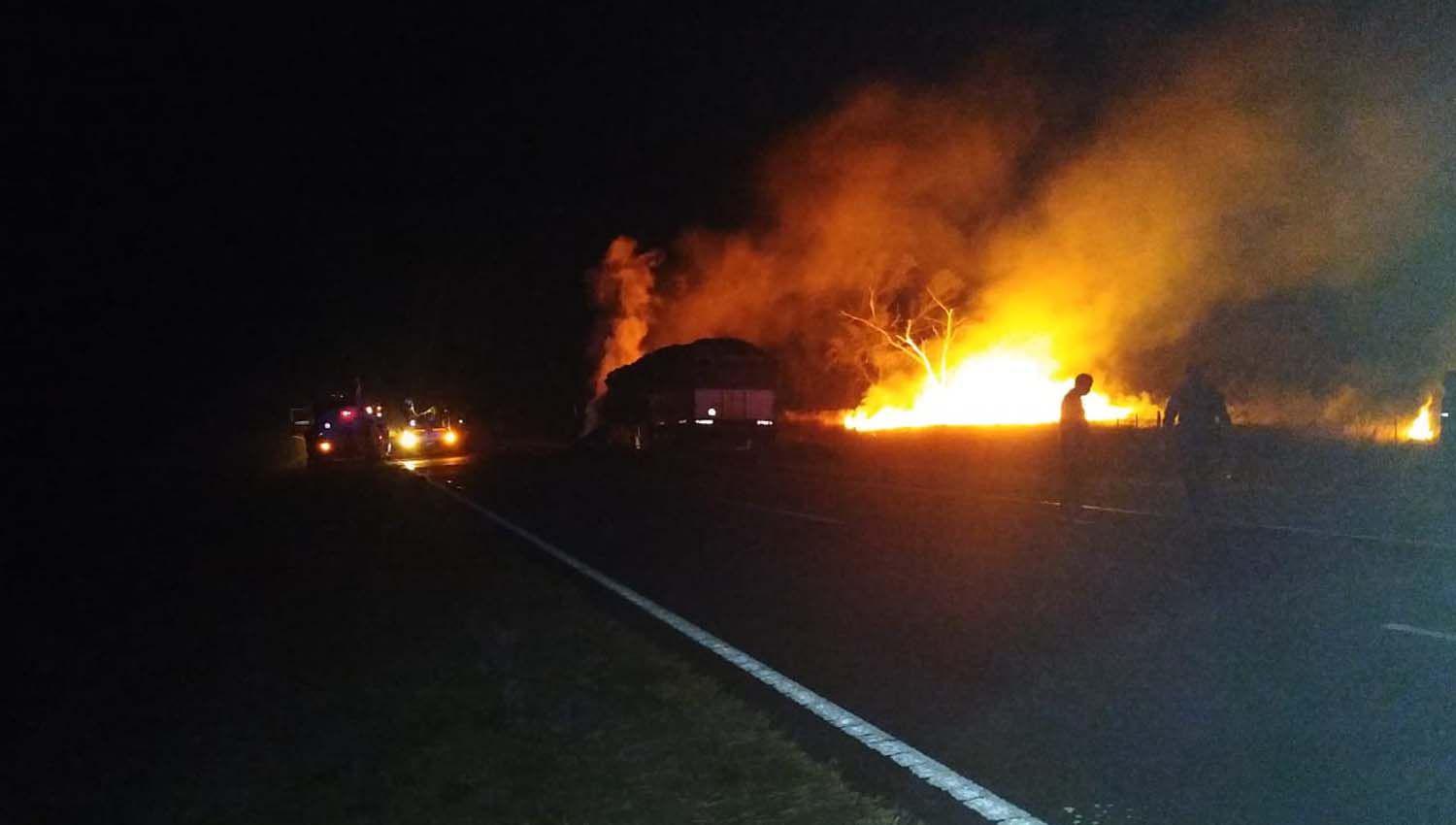 VIacuteDEO- Se incendia un camioacuten con productos forestales