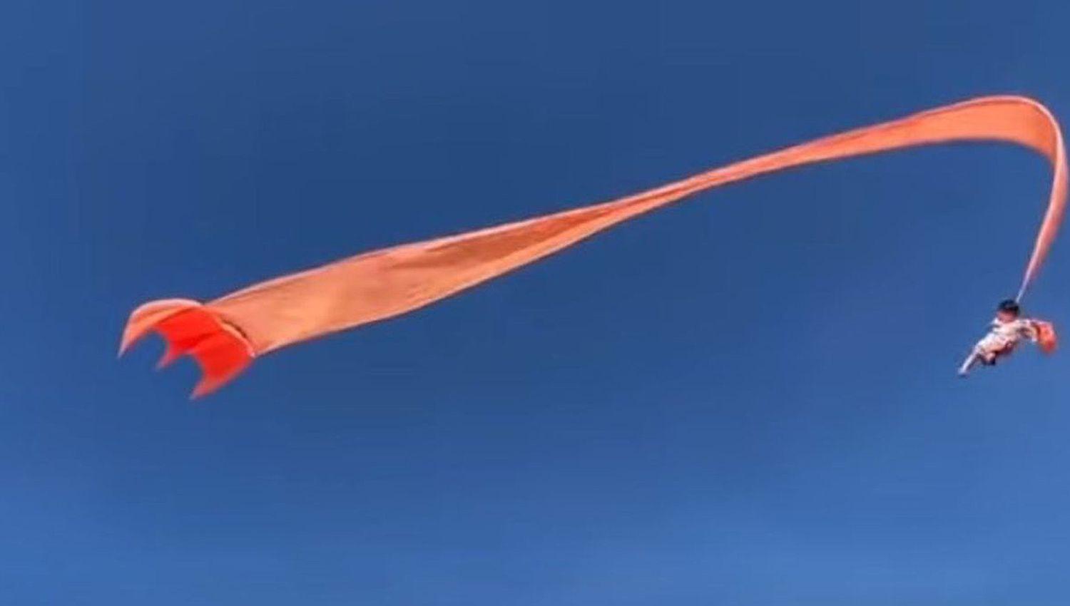 VIDEO  Taiwaacuten- una nintildea ldquovoloacuterdquo por el cielo atada a la cola de un barrilete