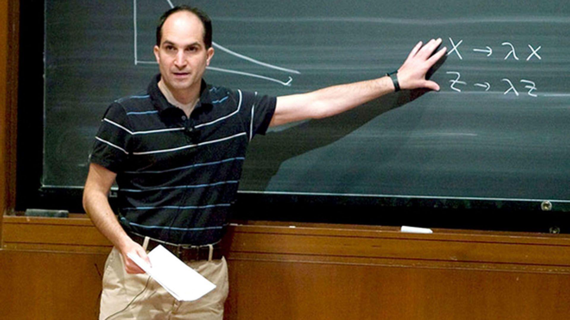 Estudio de un cientiacutefico argentino sostiene que se podriacutea viajar hacia el futuro