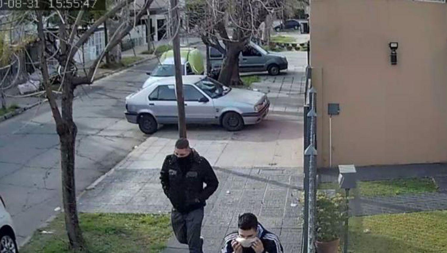 VIDEO  Ladrones se robaron un auto y una mujer logroacute bajar justo a tiempo a su hijo