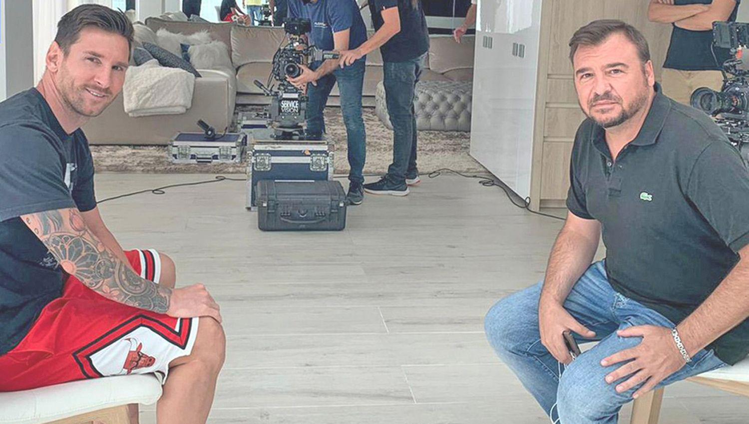 Messi recibió en su casa al periodista Rubén Uría que se dio el gusto de hacer la nota que muchos
sueñan