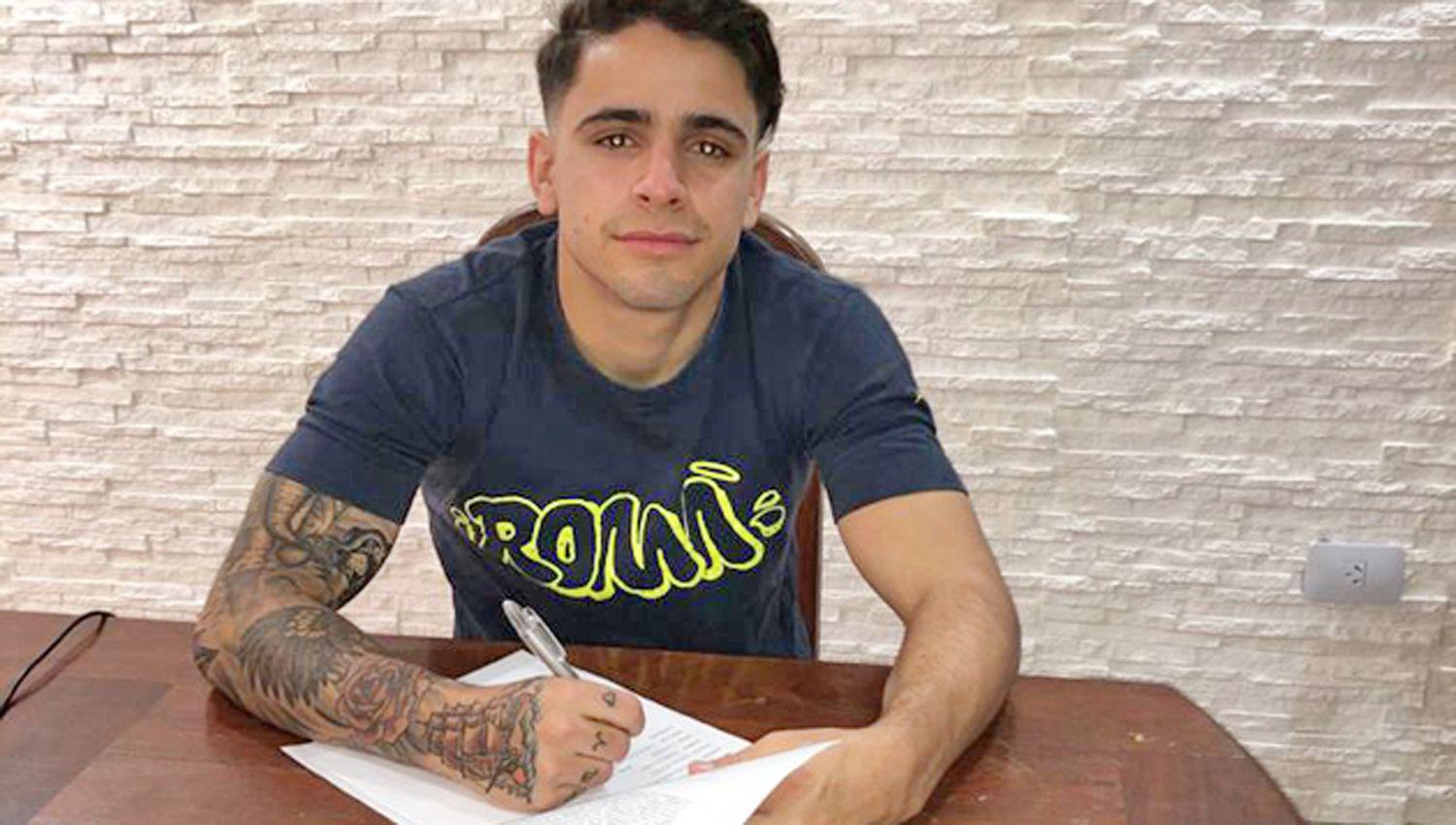 Santiago Riera firmó ayer su contrato con Mitre hasta fines del año próximo