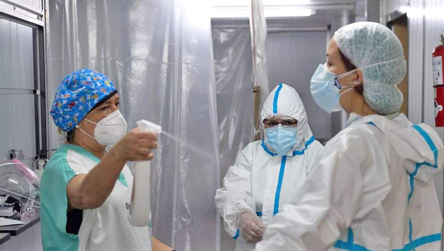 Médicos y enfermeras durante el meticuloso y diario proceso de higiene preventiva Foto- Carlos Brigo