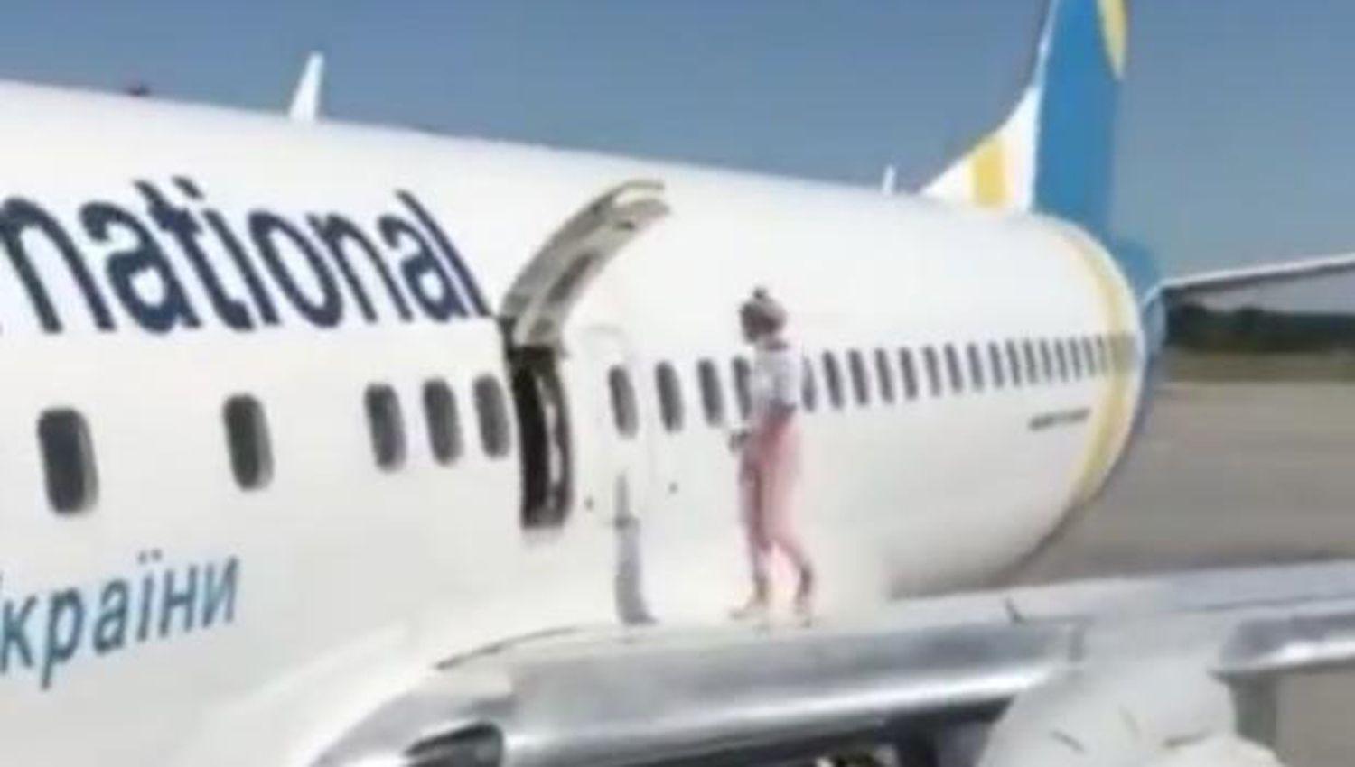 VIDEO  Pasajera abrioacute la puerta de un avioacuten para caminar porque teniacutea calor