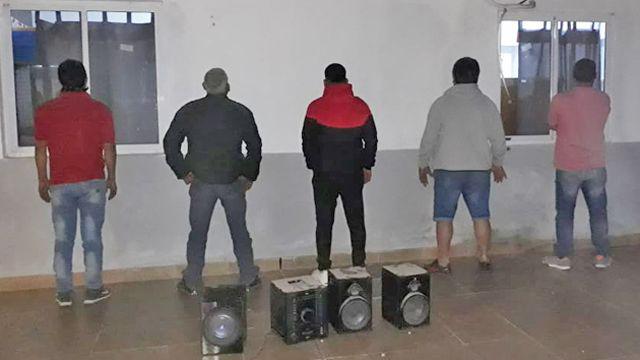Realizaban una rintildea de gallos y todos terminaron presos