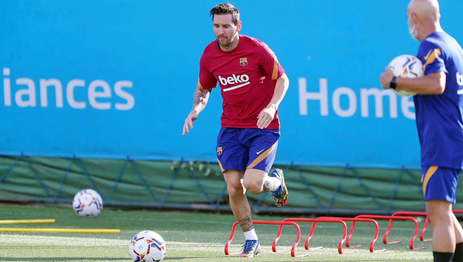 Messi se entrenó en un solo turno y la prensa española habla de una segunda reunión con Koeman El DT habló con Leo y le habría pedido jugar m�s por el sector derecho