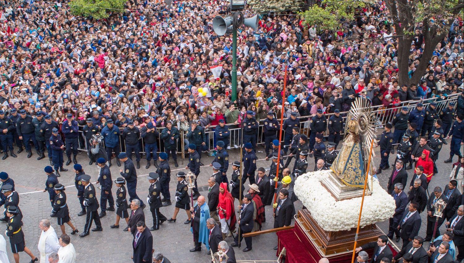Las autoridades eclesi�sticas anunciaron que las im�genes del Señor y la Virgen del Milagro saldr�n en
procesión sin fieles alrededor de la plaza 9 de Julio