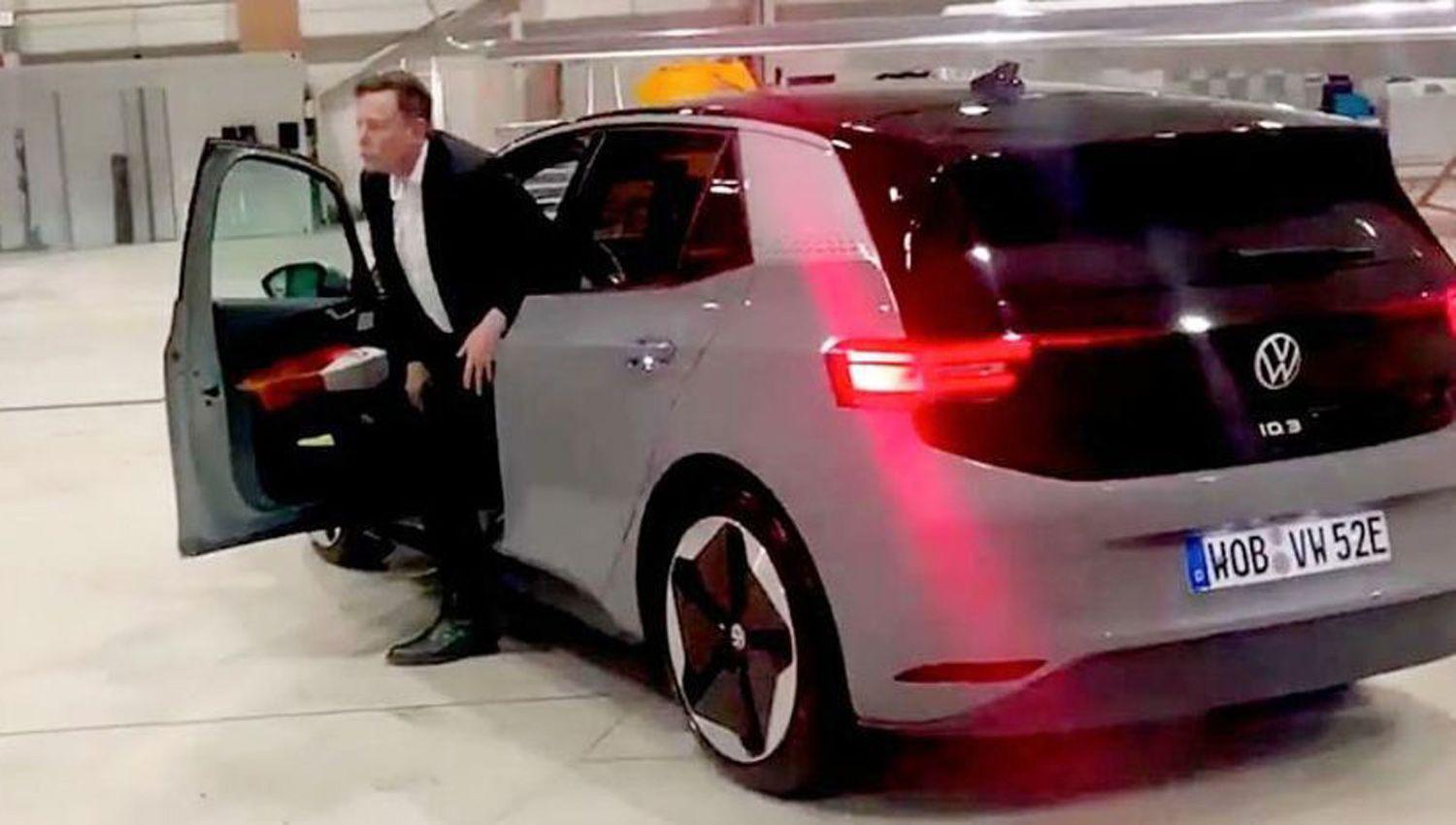 ViacuteDEO- Elon Musk proboacute el uacuteltimo auto eleacutectrico de VW- queacute criacutetica hizo del nuevo modelo