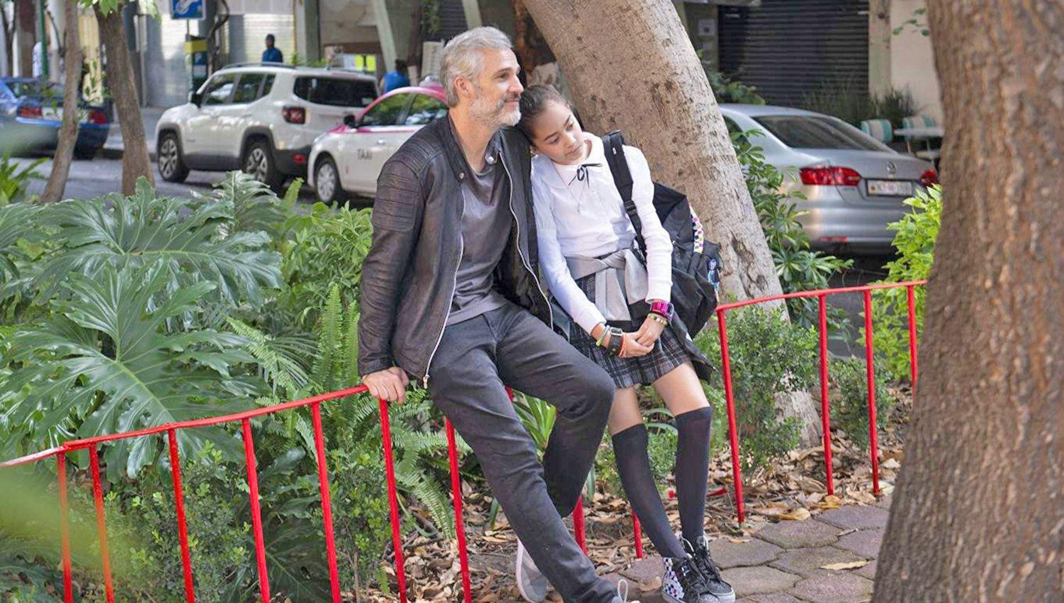 Juan Pablo Medina y Natalia Coronado en una escena de Se busca pap�