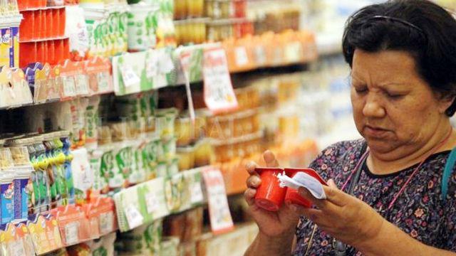 La venta de productos alimenticios decrecioacute un 33-en-porciento- interanual en agosto