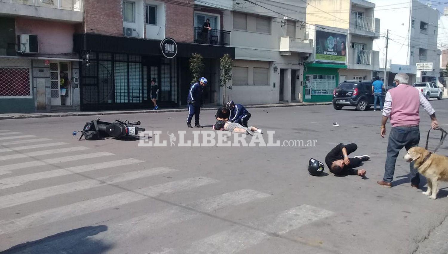 IMAacuteGENES  Barrio Centro- dos heridos de gravedad por choque entre un auto y una moto