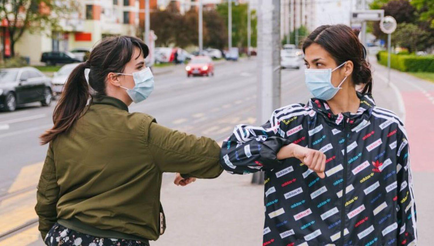 Ni abrazos ni besos ni choque de codos- coacutemo saludarse para protegerse del coronavirus