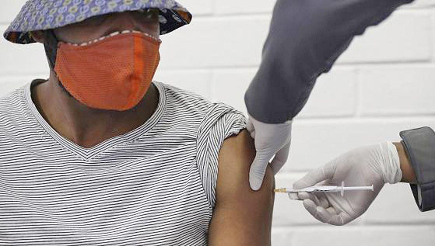 Reanudan los ensayos cliacutenicos de la vacuna de Oxford contra el Covid