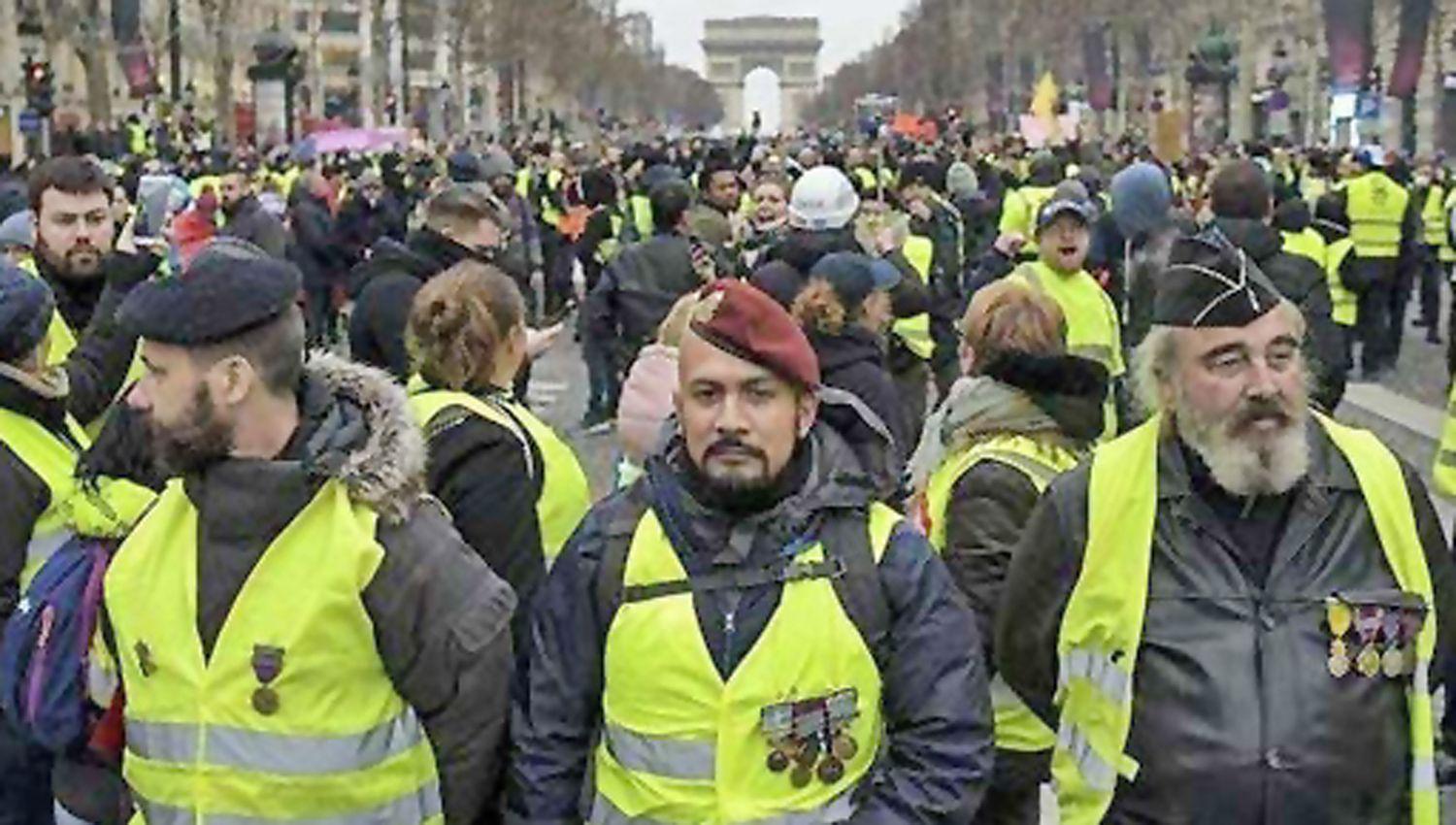 Detienen a 200 chalecos amarillos en Francia en protesta por cambio poliacutetico