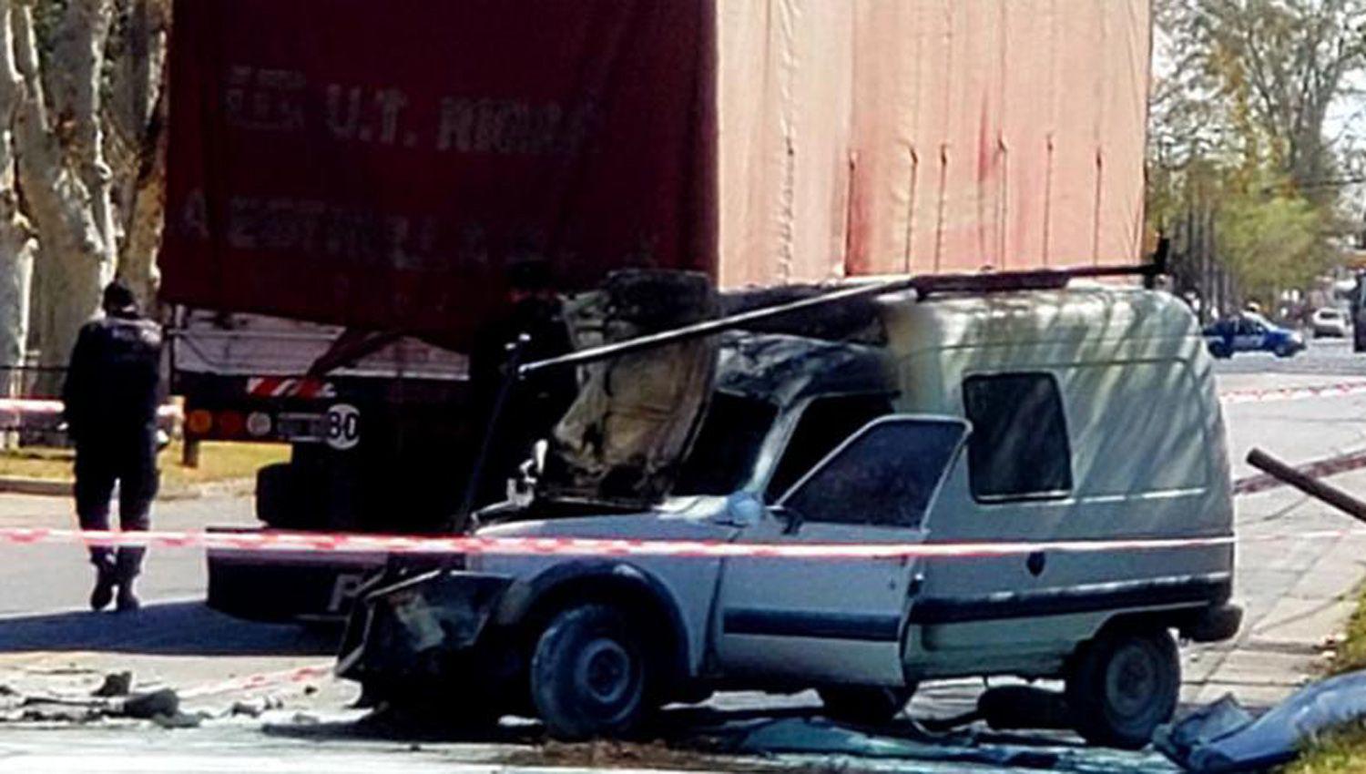 Santiaguentildeo murioacute tras choque y explosioacuten en la capital de Coacuterdoba