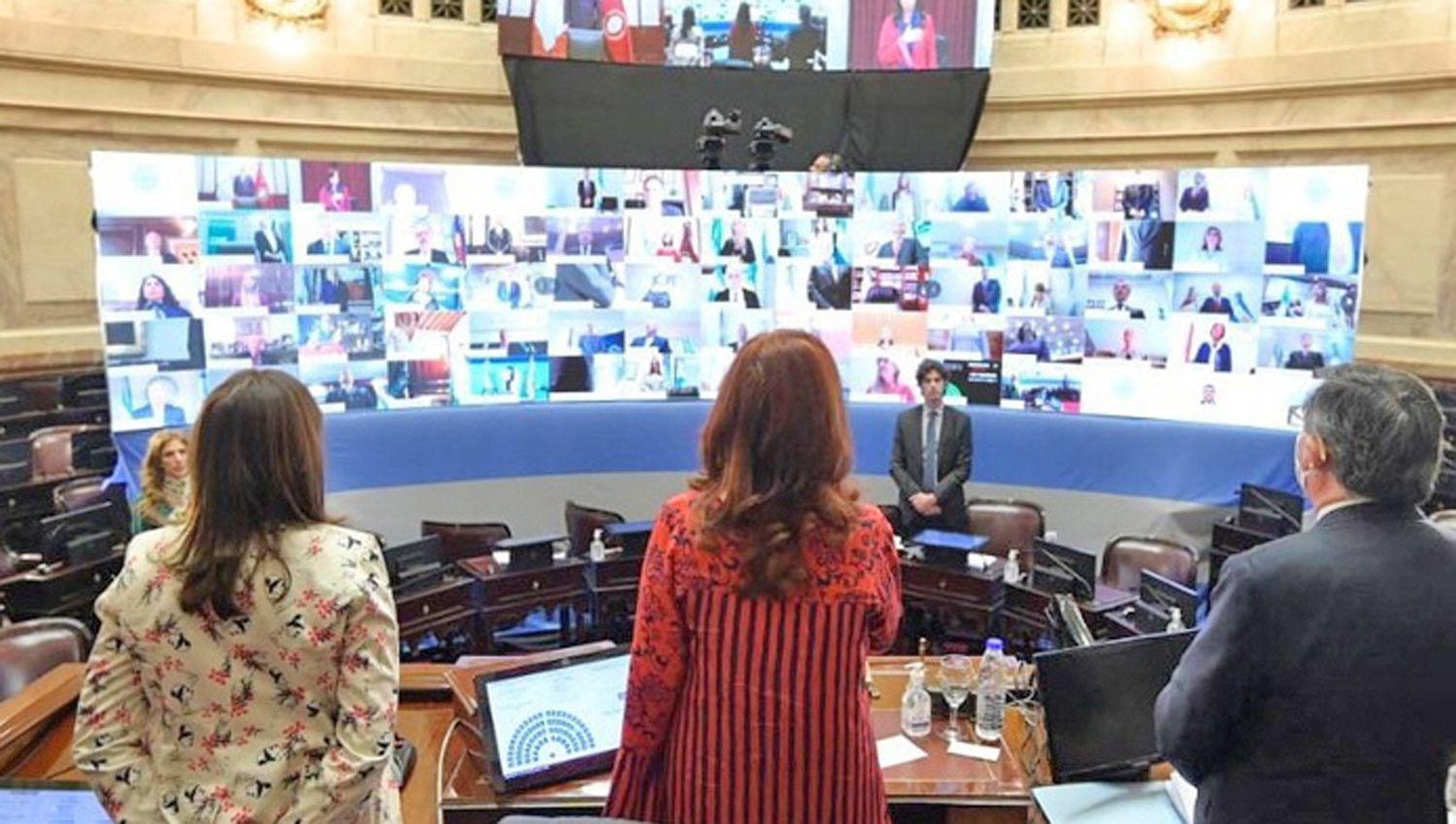 El primero de los temas a tratar entre los legisladores es la
continuidad de las sesiones online