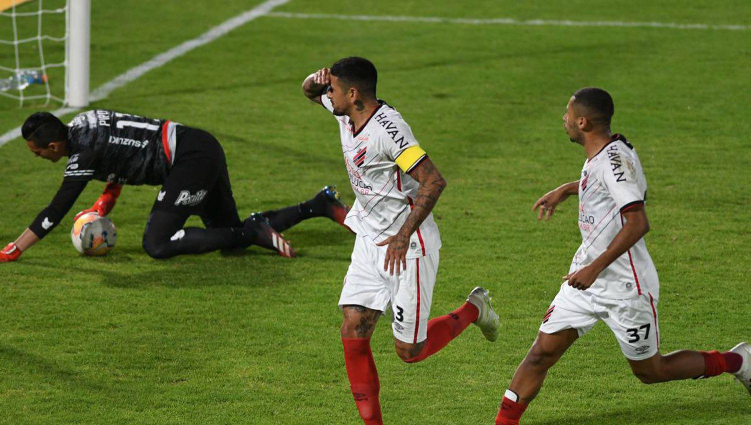 Con gol de Lucho Gonzaacutelez Paranaense se llevoacute tres puntos de Bolivia