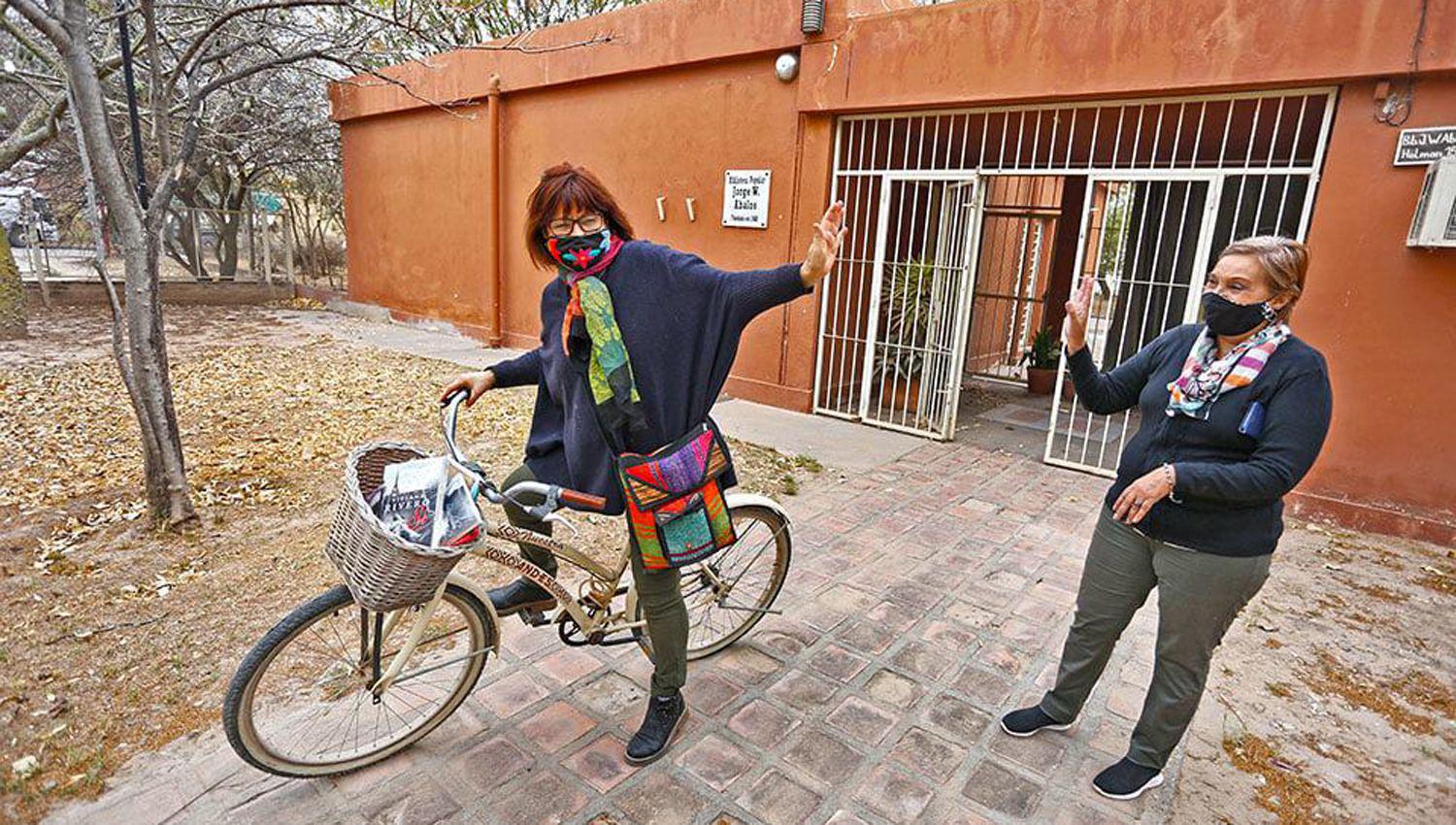 Los socios pueden elegir los libros a través de un cat�logo y mandarlo por WhatsApp o por mensaje a la p�gina y los miembros de la comisión directiva los reparten en bicis Foto de José Gómez